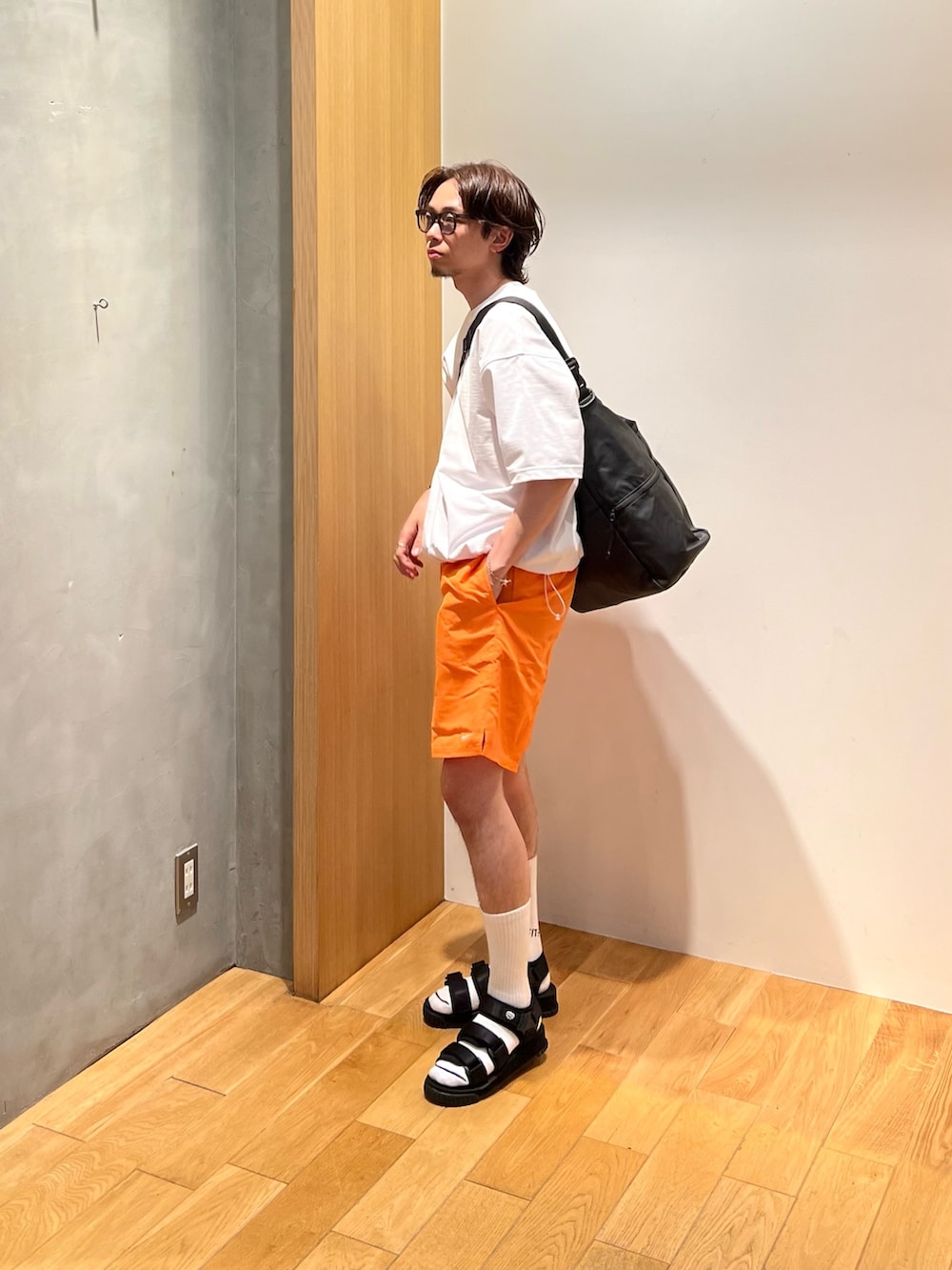 「シンプルコーデ、パステルカラー、休日スタイル、スポーツミックス、メガネ男子、雨の日コーデ、デートコーデ、プチプラ、ショルダーバッグ、白Tシャツ、スイムウェア、DAIWAPIER39、ゆるコーデ、オーバーサイズ、夏コーデ」|「SHAKAの『別注』SHAKA×URBAN RESEARCH NEO BUNGY(サンダル、ブラック系)」を使った、UR_SkmK.さん(メンズ・167cm)の春コーディネートの2枚目の写真