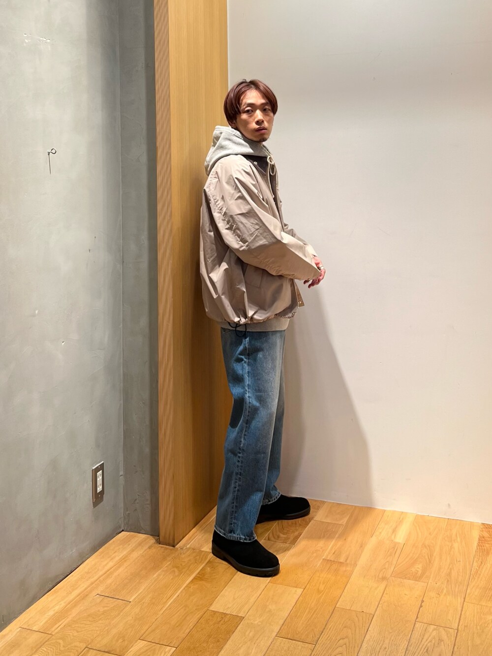 「大人カジュアル、シンプルコーデ、きれいめカジュアル、お出かけコーデ、レイヤードスタイル、ブーツ、ベージュ、淡色コーデ、デニム、パーカー、チョコ色に染まれ、ストリート、休日スタイル、barbour、ワイドパンツ」|「Barbourの『別注』Barbour / URBAN RESEARCH TRANSPORT COACH(ナイロンジャケット、ベージュ系)」を使った、UR_SkmK.さん(メンズ・167cm)の冬コーディネートの2枚目の写真