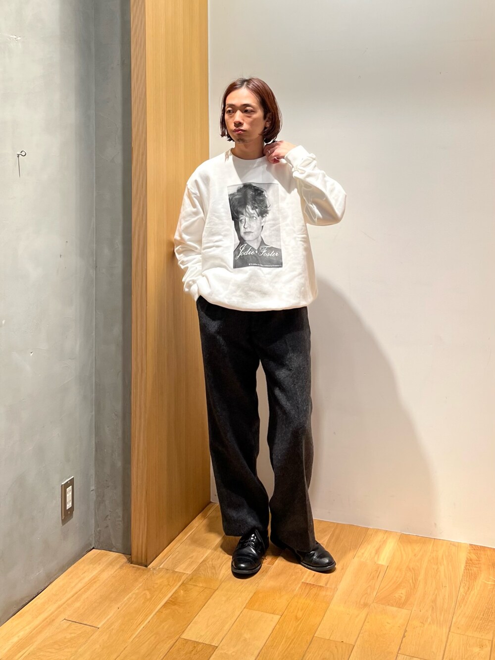 ブラック系のダウンジャケット/コート、その他のスウェット、グレー系のその他パンツを着用したメンズの冬コーディネートの3枚目の写真