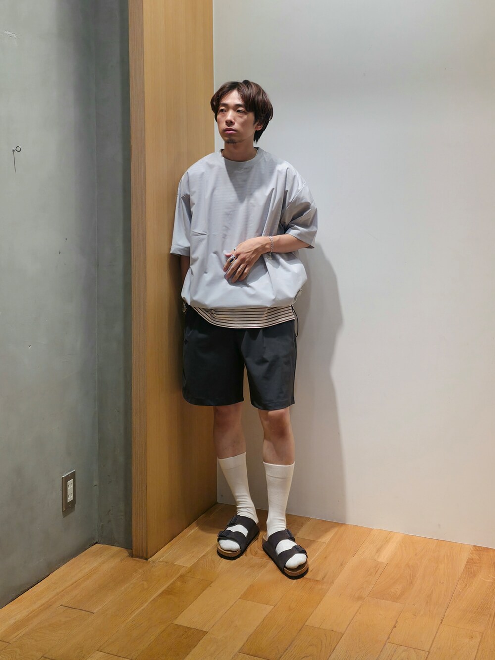 グレー系のTシャツ/カットソー、ベージュ系のTシャツ/カットソー、ブラック系のその他パンツを着用したメンズの夏コーディネートの2枚目の写真