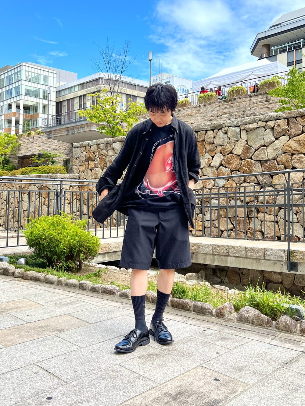 ブラック系のTシャツ/カットソー、ブラック系のシャツ/ブラウス、ブラック系のその他パンツを着用したメンズの夏コーディネートの2枚目の写真