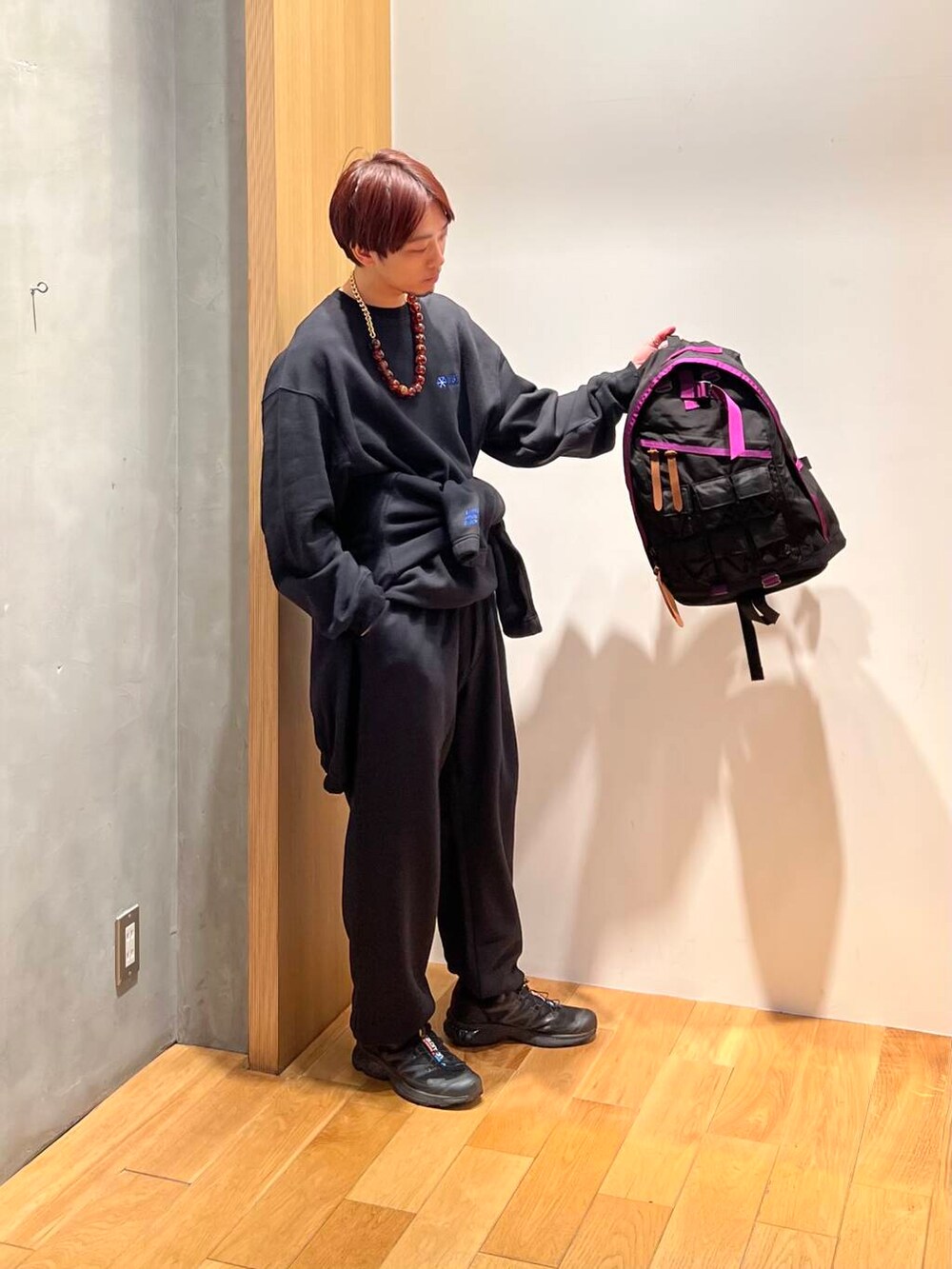 ブラック系のスウェット、ブラック系のその他パンツ、ブラック系のブルゾンを着用したメンズの冬コーディネートの2枚目の写真