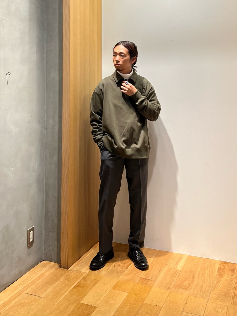 「レイヤードスタイル、カーキ、秋っぽコーデ更新中、ロンT、休日スタイル、秋コーデ、モノトーン、スラックス、デートコーデ、スウェット、ハーフジップ、革靴、タートルネック、きれいめカジュアル、大人カジュアル」｜「URBAN RESEARCHのハーフZIPプルオーバー（スウェット、グリーン系）」を使った、UR_SkmK.さん（メンズ・167cm）の秋コーディネートの2枚目の写真