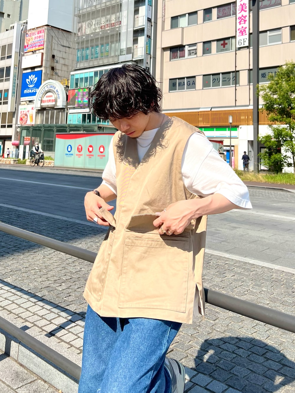 ホワイト系のTシャツ/カットソー、ブルー系のデニムパンツ、グレー系のスニーカーを着用したメンズの夏コーディネートの3枚目の写真