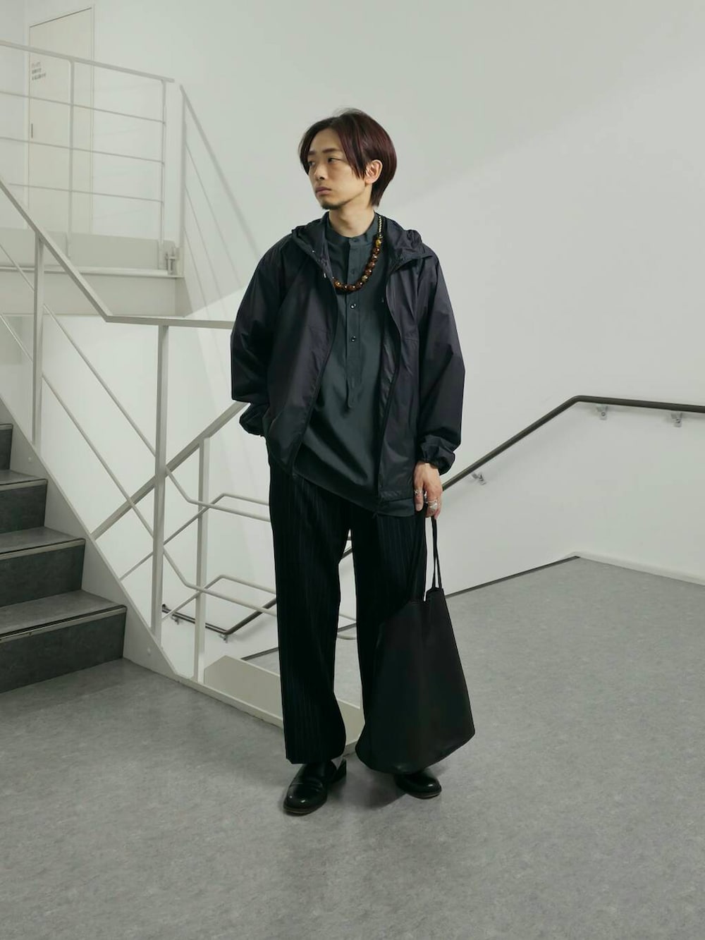 「大人カジュアル、ワイドパンツ、カジュアル、スラックス、モノトーン、ストリート、ゆるコーデ、オーバーサイズ、別注、デートコーデ、アウター、バッグ、きれいめカジュアル、ラフ、カジュアルコーデ」|「URBAN RESEARCHのnew basic 冷感COOL Tシャツ(Tシャツ/カットソー、ホワイト系)」を使った、UR_SkmK.さん(メンズ・167cm)の春コーディネートの3枚目の写真
