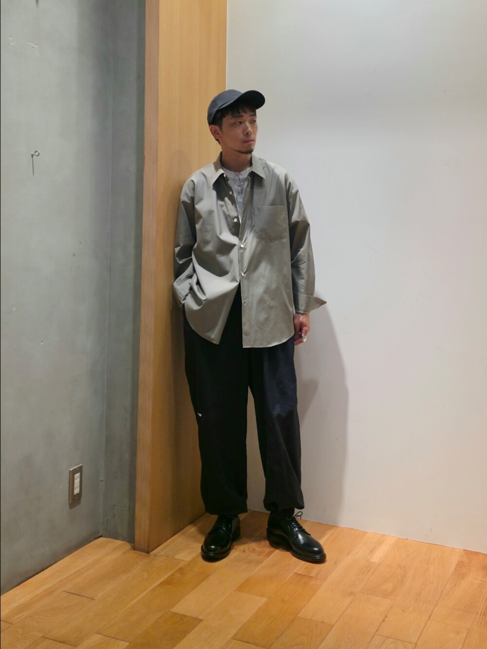 グリーン系のシャツ/ブラウス、ホワイト系のTシャツ/カットソー、ブルー系のその他パンツを着用したメンズの秋コーディネートの2枚目の写真