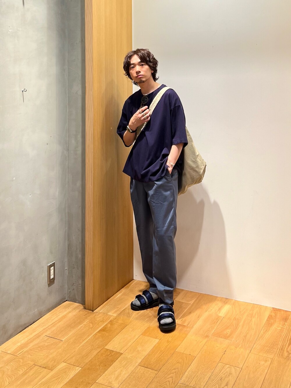 「スポーツミックス、シンプルコーデ、きれいめカジュアル、メガネ男子、春夏コーデ、アウトドアスタイル、スラックス、休日スタイル、サングラス、低身長コーデ、ショルダーバッグ、ワントーンコーデ、スポーツサンダル、ビッグシルエット、yleve」|「URBAN RESEARCHのTRON WOOL イージートラウザー(その他パンツ、ブルー系)」を使った、UR_SkmK.さん(メンズ・167cm)の春コーディネートの3枚目の写真