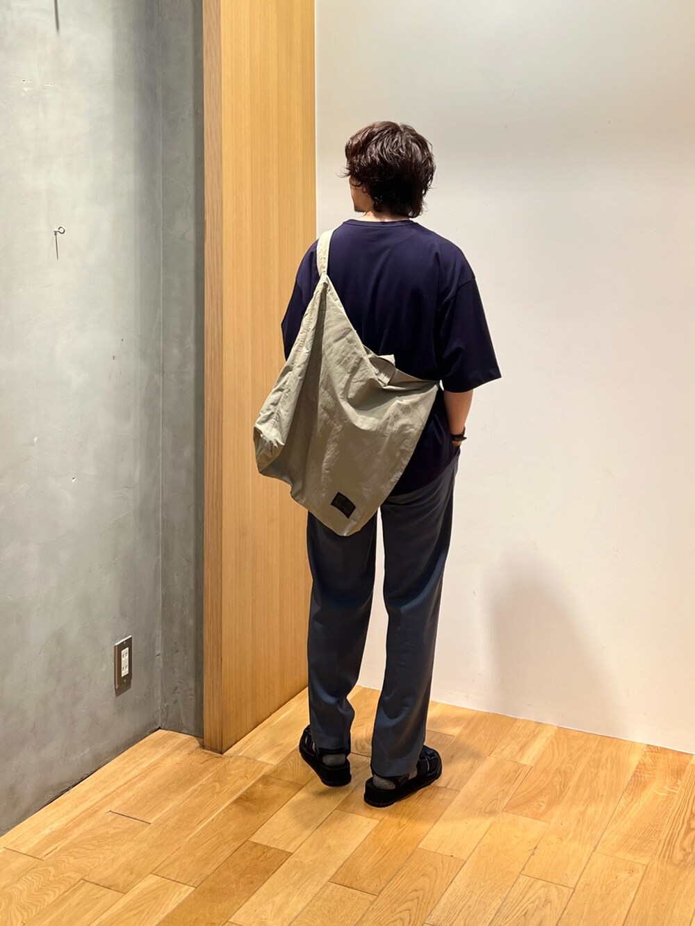 「スポーツミックス、シンプルコーデ、きれいめカジュアル、メガネ男子、春夏コーデ、アウトドアスタイル、スラックス、休日スタイル、サングラス、低身長コーデ、ショルダーバッグ、ワントーンコーデ、スポーツサンダル、ビッグシルエット、yleve」|「URBAN RESEARCHのTRON WOOL イージートラウザー(その他パンツ、ブルー系)」を使った、UR_SkmK.さん(メンズ・167cm)の春コーディネートの4枚目の写真