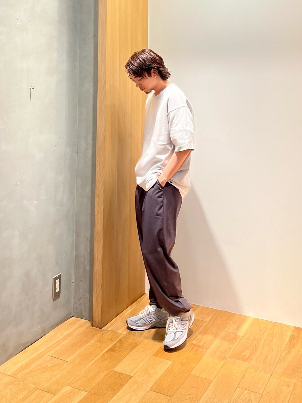 グレー系のトップス、ホワイト系のTシャツ/カットソー、グレー系のその他パンツを着用したメンズの夏コーディネートの2枚目の写真