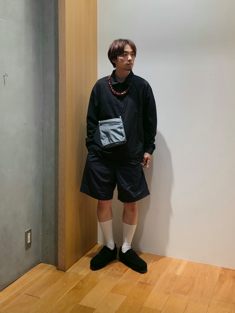 ブルー系のポロシャツ、ホワイト系のTシャツ/カットソー、ブラック系のその他パンツを着用したメンズの夏コーディネートの2枚目の写真