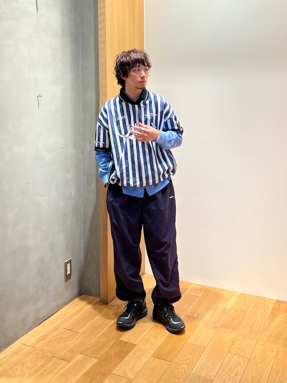 ブルー系のその他トップス、ブルー系のシャツ/ブラウス、ブルー系のその他パンツを着用したメンズの春コーディネートの2枚目の写真