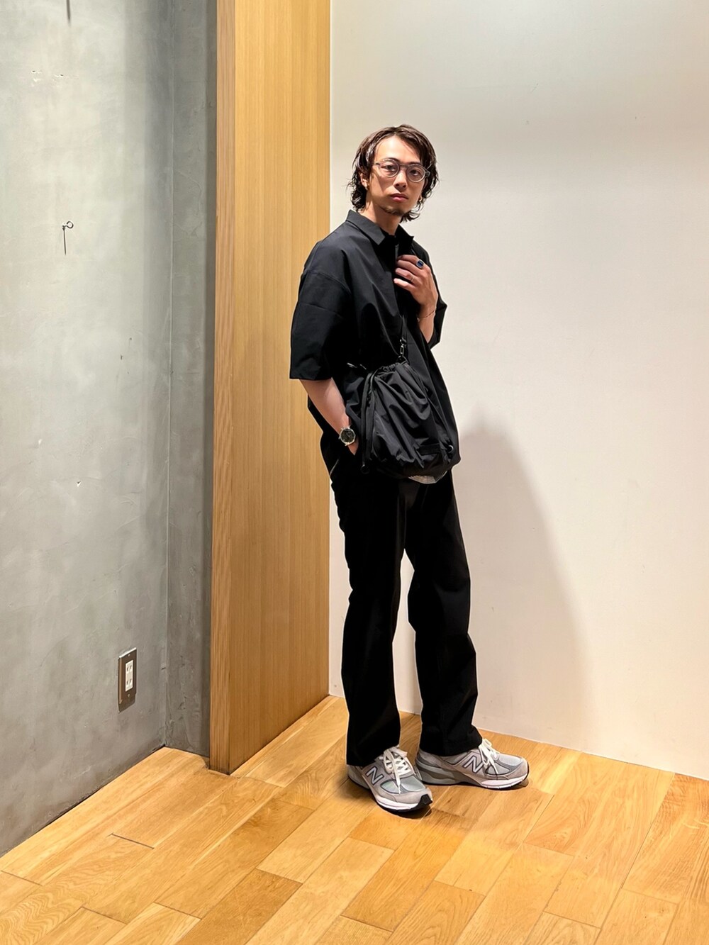 ブラック系のポロシャツ、ブラック系のTシャツ/カットソー、ブラック系のその他パンツを着用したメンズの夏コーディネートの2枚目の写真