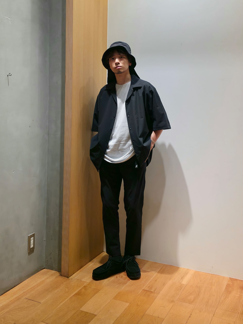 ブラック系のシャツ/ブラウス、グレー系のTシャツ/カットソー、ブラック系のその他パンツを着用したメンズの夏コーディネートの2枚目の写真
