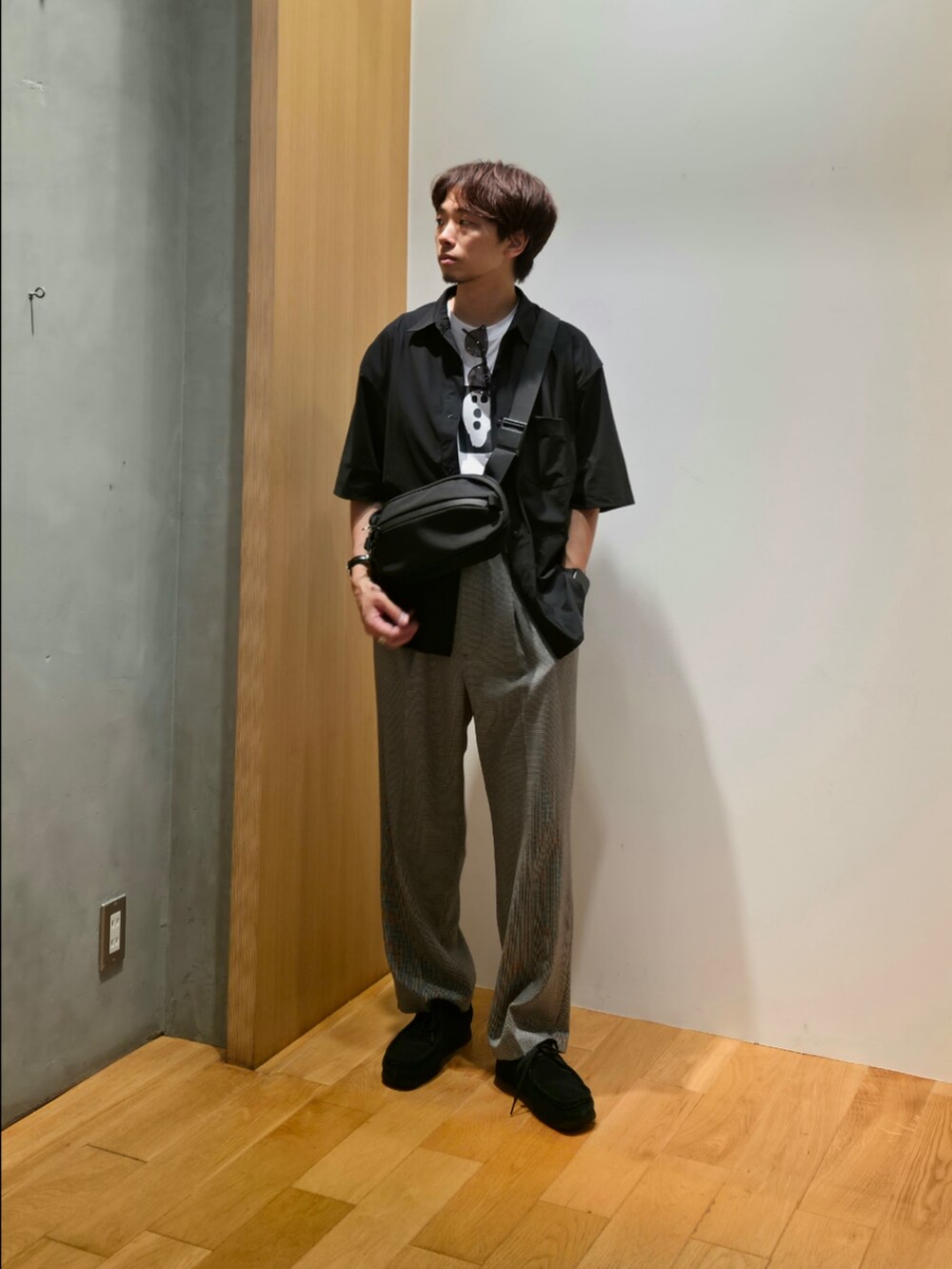 ブラック系のシャツ/ブラウス、ホワイト系のTシャツ/カットソー、その他のその他パンツを着用したメンズの夏コーディネートの3枚目の写真