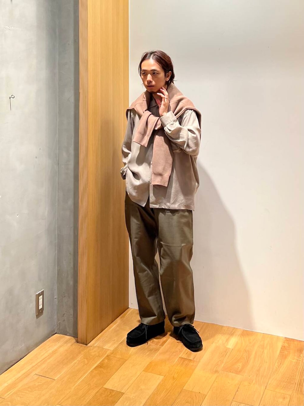 ブラック系のその他シューズ、ベージュ系のシャツ/ブラウス、ベージュ系のカーディガン/ボレロを着用したメンズの秋コーディネートの3枚目の写真