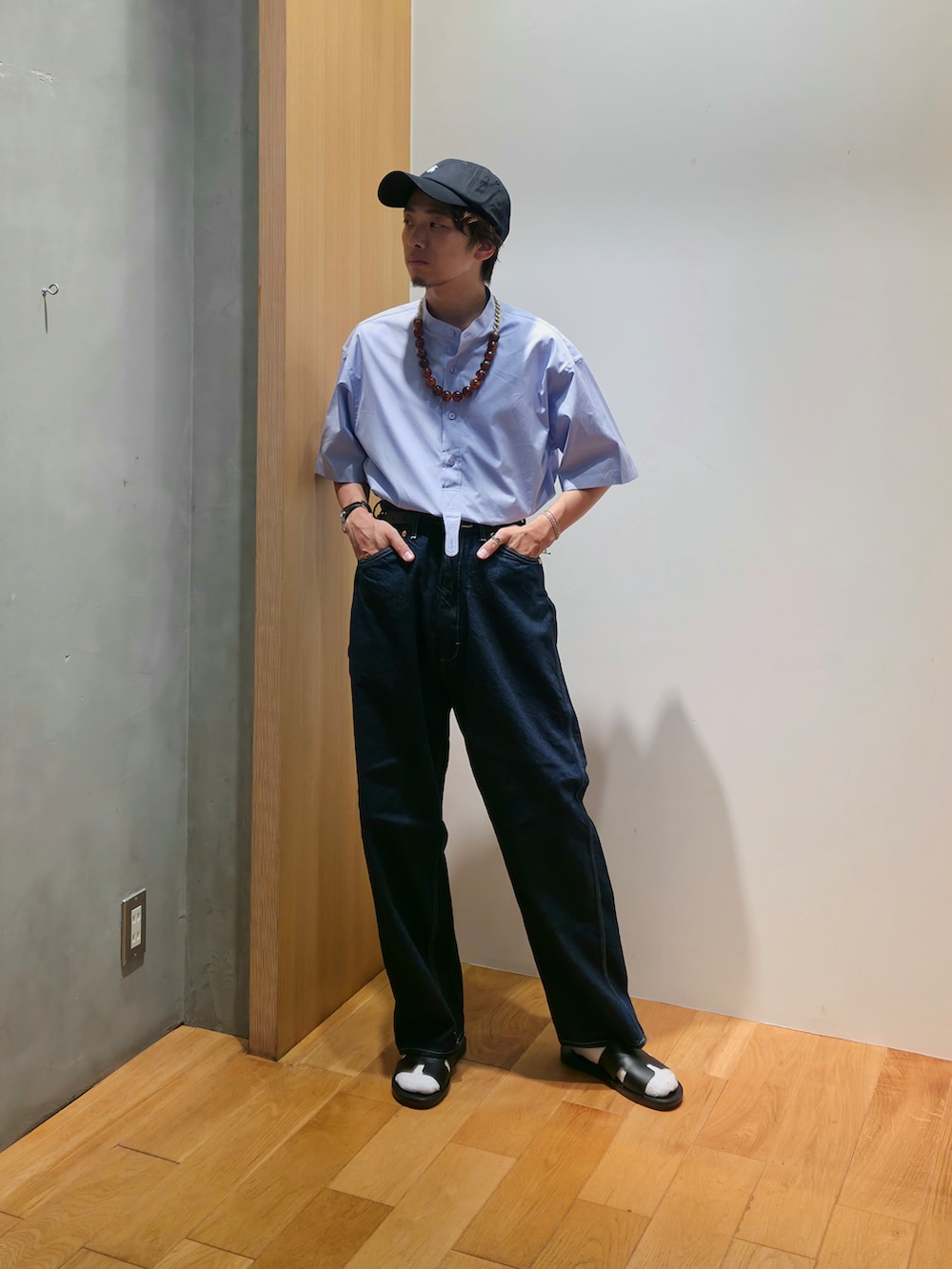 ブルー系のシャツ/ブラウス、ブラック系のショルダーバッグ、ブラック系のキャップを着用したメンズの夏コーディネートの4枚目の写真