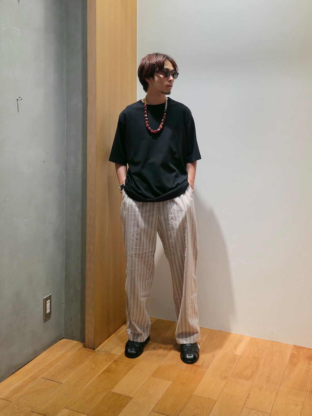 ブラウン系のその他アウター、ブラック系のTシャツ/カットソー、ブラウン系のその他パンツを着用したメンズの夏コーディネートの3枚目の写真