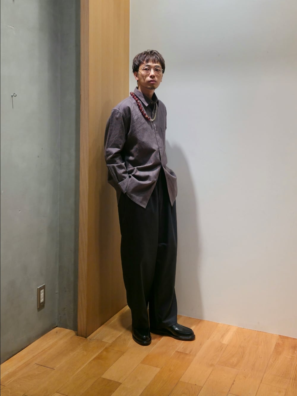 グレー系のシャツ/ブラウス、グレー系のその他パンツ、ブラック系のドレスシューズを着用したメンズの秋コーディネートの5枚目の写真