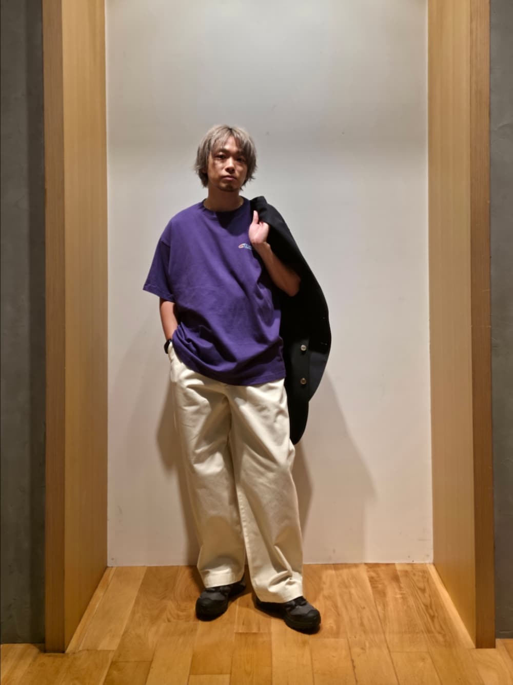 ブルー系のテーラードジャケット、パープル系のTシャツ/カットソー、ホワイト系のその他パンツを着用したメンズの夏コーディネートの4枚目の写真