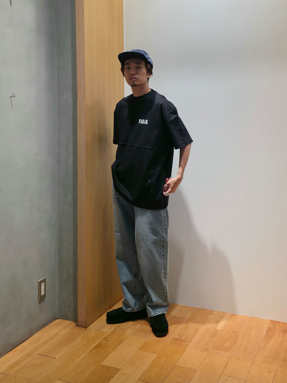 ブルー系のシャツ/ブラウス、ブラック系のTシャツ/カットソー、ブルー系のデニムパンツを着用したメンズの夏コーディネートの3枚目の写真