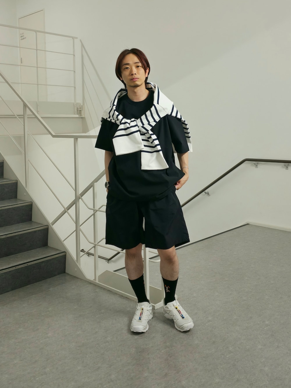 「ハーフパンツ、休日スタイル、デートコーデ、ボーダー、スニーカー、お出かけコーデ、アウトドアスタイル、モノトーン、大人カジュアル、スポーツミックス、セットアップ、春夏コーデ、きれいめカジュアル、腰巻きスタイル、ブラックコーデ」｜「URBAN RESEARCHの『XLサイズあり』『撥水』SOLOTEX STRETCH SHORT-SLEEVE T-SHIRTS（Tシャツ/カットソー、ブラック系）」を使った、UR_SkmK.さん（メンズ・167cm）の春コーディネートの3枚目の写真
