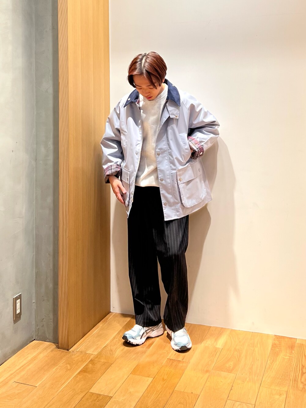 ブルー系のナイロンジャケット、グレー系のスウェット、その他のその他パンツを着用したメンズの冬コーディネートの3枚目の写真