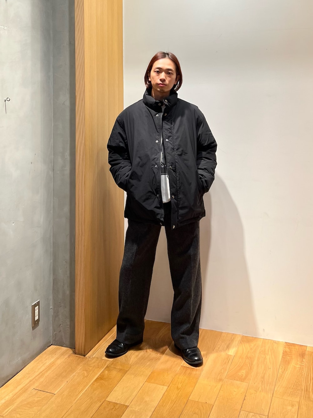 ブラック系のダウンジャケット/コート、その他のスウェット、グレー系のその他パンツを着用したメンズの冬コーディネートの2枚目の写真