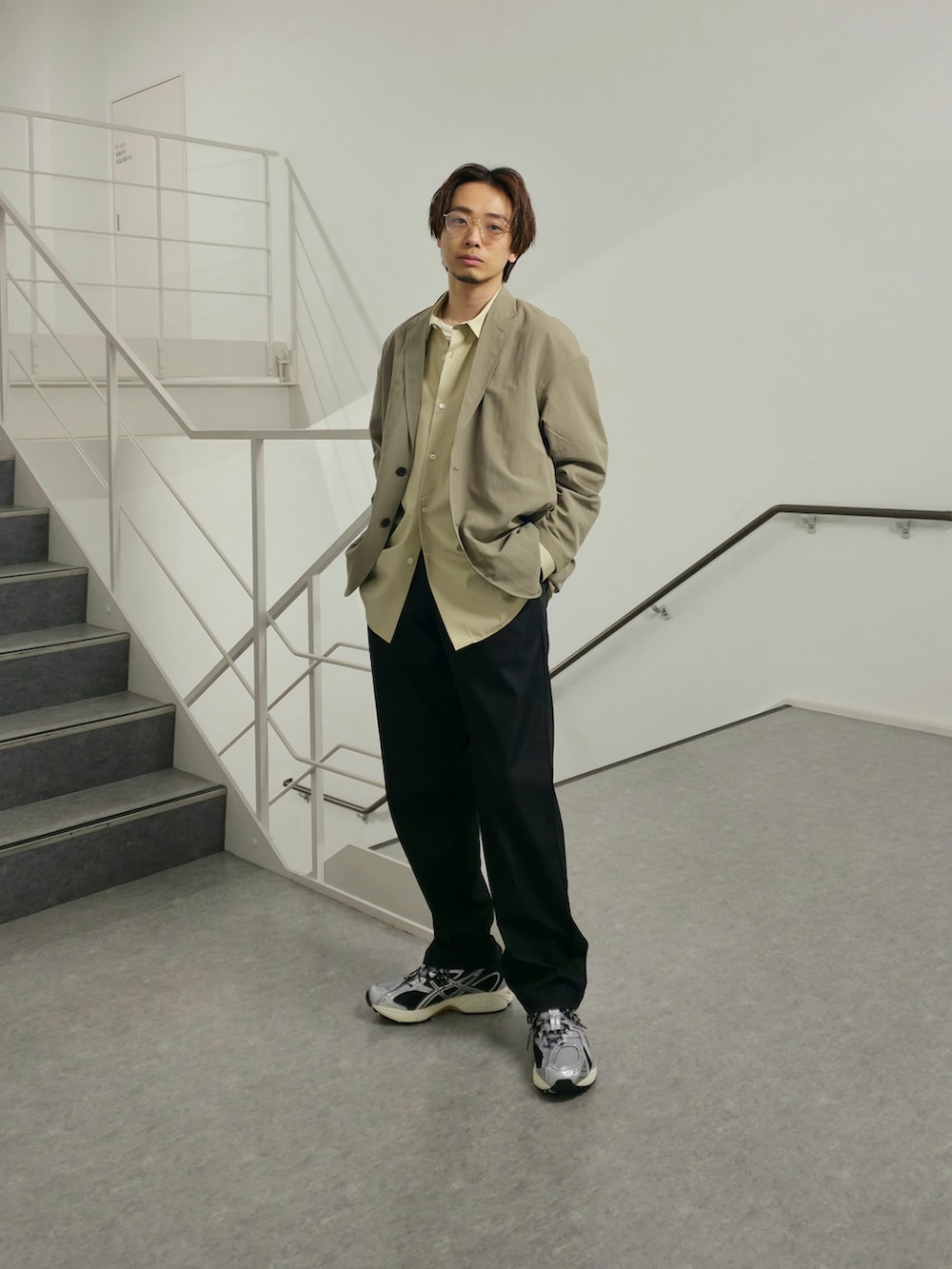 「シャツスタイル、モノトーン、メガネ男子、セットアップ、テーラードジャケット、スニーカー、スポーツミックス、淡色コーデ、大人カジュアル、きれいめカジュアル、レイヤードスタイル、ワイドパンツ、春色、春コーデ、休日スタイル」|「NEW BALANCEのNEW BALANCE MET24 Oversize Single Jacket(その他アウター、グレー系)」を使った、UR_SkmK.さん(メンズ・167cm)の春コーディネートの2枚目の写真