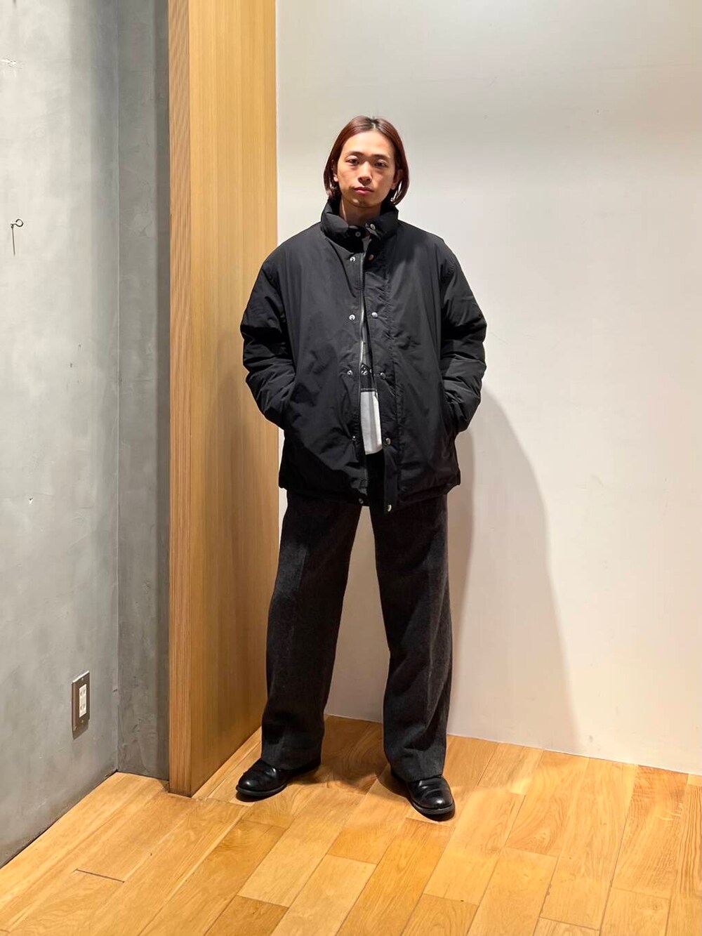 グレー系のその他パンツ、その他のスウェット、ブラック系のダウンジャケット/コートを着用したメンズの冬コーディネートの2枚目の写真