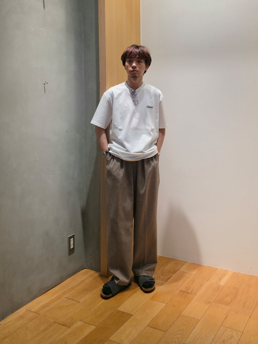 ホワイト系のTシャツ/カットソー、グレー系のその他パンツ、グレー系のサンダルを着用したメンズの夏コーディネートの4枚目の写真