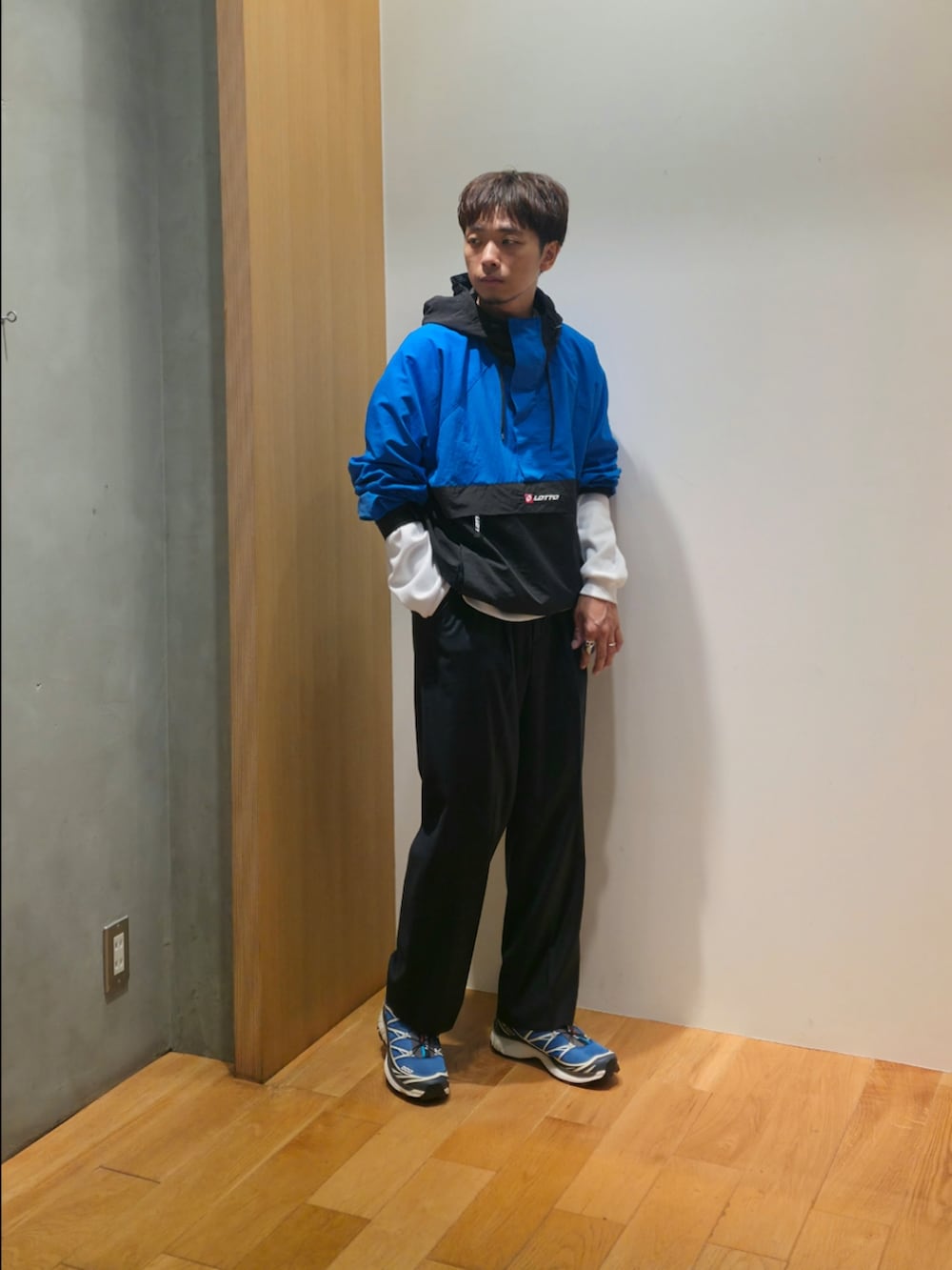 ブルー系のナイロンジャケット、ホワイト系のTシャツ/カットソー、ブルー系のその他パンツを着用したメンズの秋コーディネートの2枚目の写真