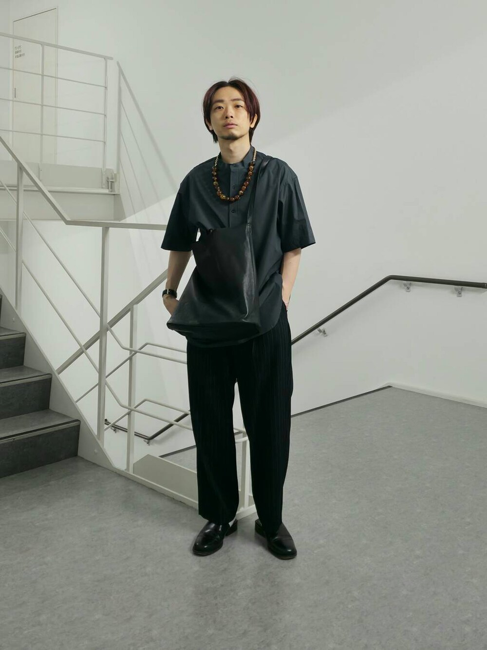 「大人カジュアル、ワイドパンツ、カジュアル、スラックス、モノトーン、ストリート、ゆるコーデ、オーバーサイズ、別注、デートコーデ、アウター、バッグ、きれいめカジュアル、ラフ、カジュアルコーデ」|「URBAN RESEARCHのnew basic 冷感COOL Tシャツ(Tシャツ/カットソー、ホワイト系)」を使った、UR_SkmK.さん(メンズ・167cm)の春コーディネートの4枚目の写真