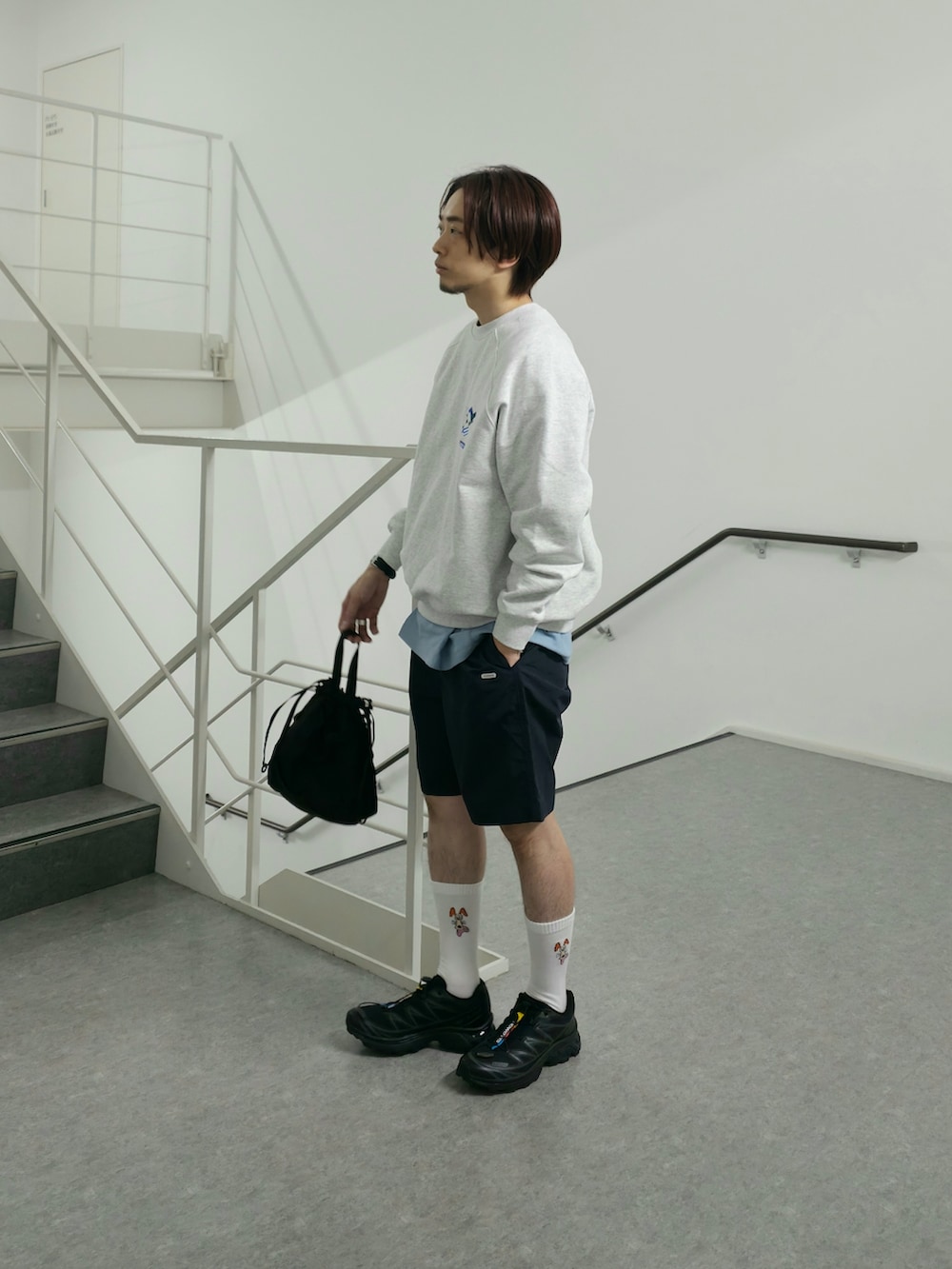 ブルー系のTシャツ/カットソー、ブラック系のその他パンツ、ブラック系のショルダーバッグを着用したメンズの春コーディネートの4枚目の写真