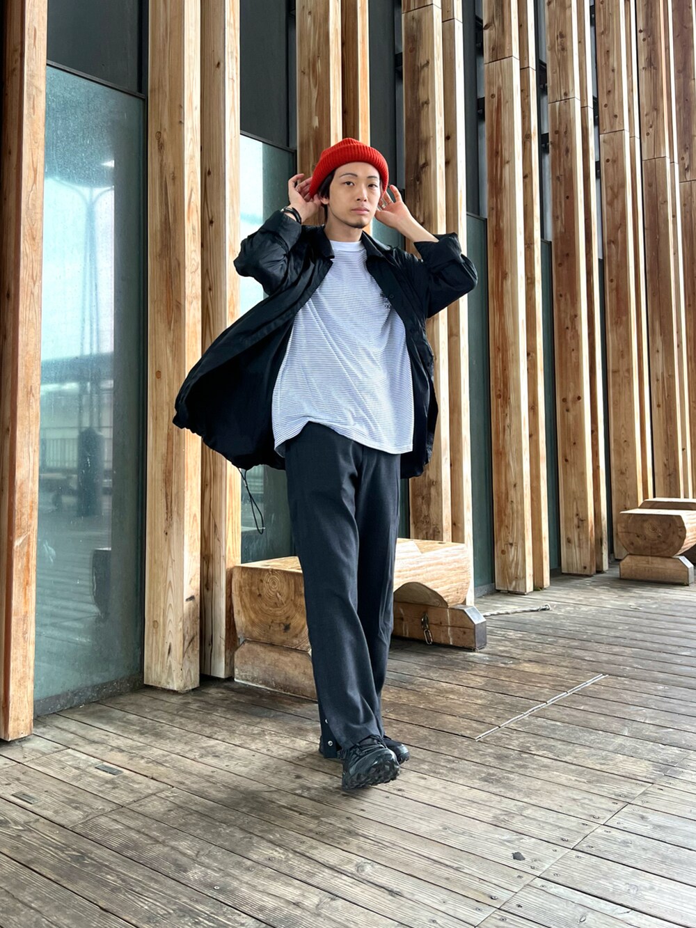 ブラック系のシャツ/ブラウス、ホワイト系のTシャツ/カットソー、グレー系のパンツを着用したメンズの秋コーディネートの2枚目の写真