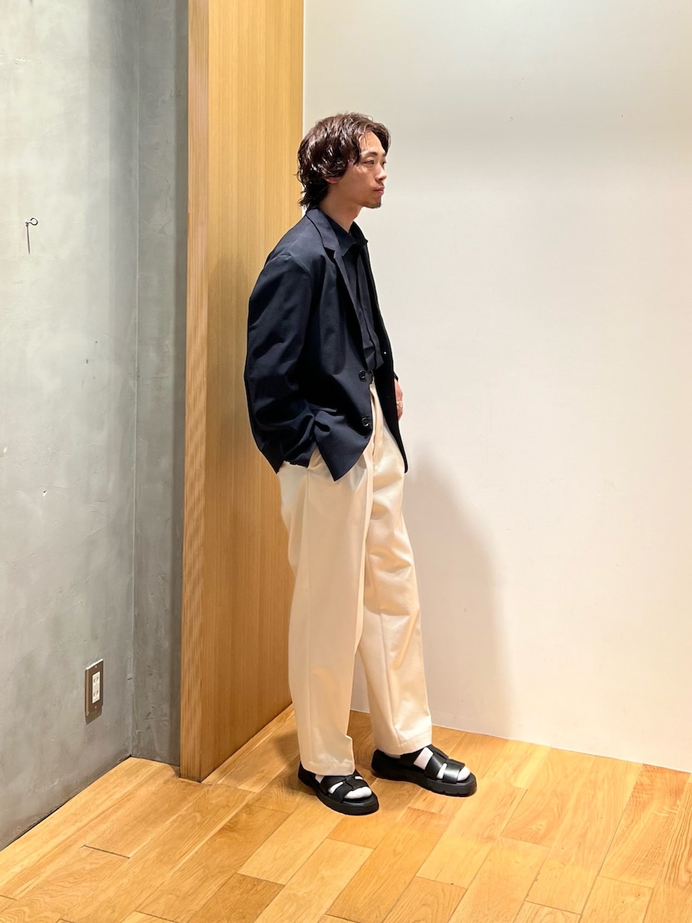 「デートコーデ、淡色コーデ、きれいめカジュアル、春夏コーデ、シャツスタイル、休日スタイル、低身長コーデ、白パンツ、グルカサンダル、テーラードジャケット、ジャケットスタイル、チノパン、革靴、タックイン、大人カジュアル」|「URBAN RESEARCHの『UR TECH DRYLUXE』DRY LUXE 2B JACKET(その他アウター、ブルー系)」を使った、UR_SkmK.さん(メンズ・167cm)の春コーディネートの3枚目の写真