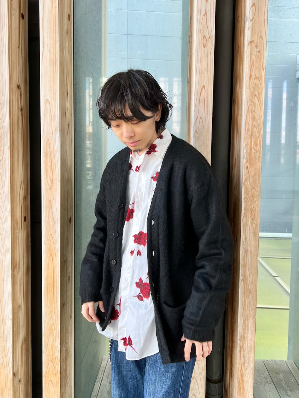 「クリスマスに着たい服、冬コーデ、きれいめカジュアル、古着MIX、柄シャツ、花柄、デニムパンツ、休日スタイル、ストリート、マイベストコーデ2021、あったかコーデ、フレアパンツ、革靴、カーディガン、モヘアニット」|「URBAN RESEARCHのモヘアカーディガン(カーディガン/ボレロ、ブラック系)」を使った、UR_SkmK.さん(メンズ・167cm)の冬コーディネートの2枚目の写真