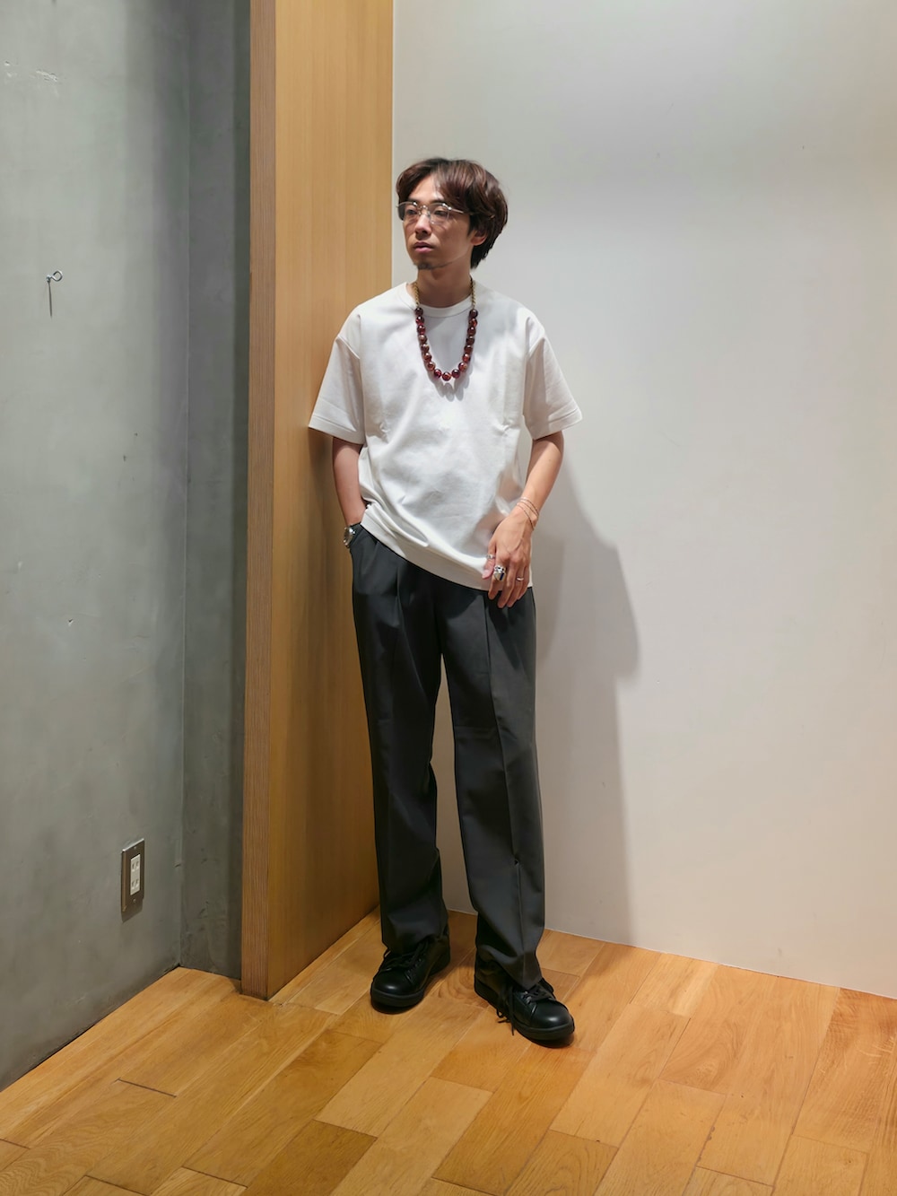 ブラック系のシャツ/ブラウス、ホワイト系のTシャツ/カットソー、グレー系のその他パンツを着用したメンズの夏コーディネートの4枚目の写真