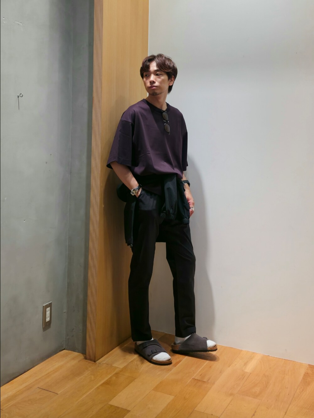 ブラック系のその他パンツ、グレー系のサンダル、ブラック系のナイロンジャケットを着用したメンズの夏コーディネートの2枚目の写真