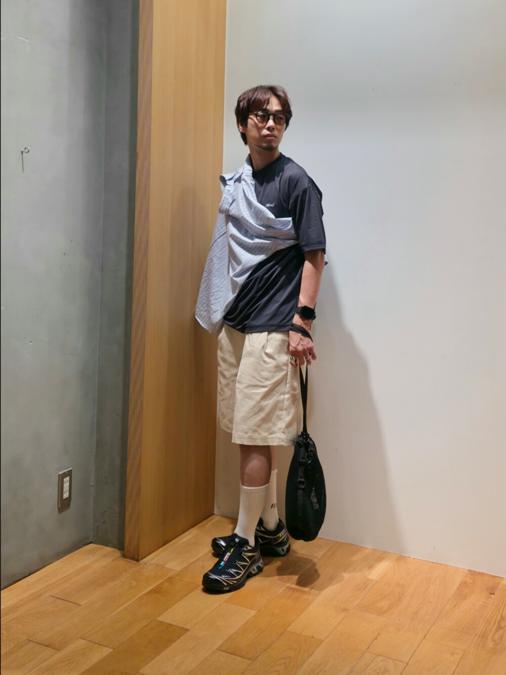 ブラック系のTシャツ/カットソー、ホワイト系のその他パンツ、ブラック系のスニーカーを着用したメンズの夏コーディネートの3枚目の写真