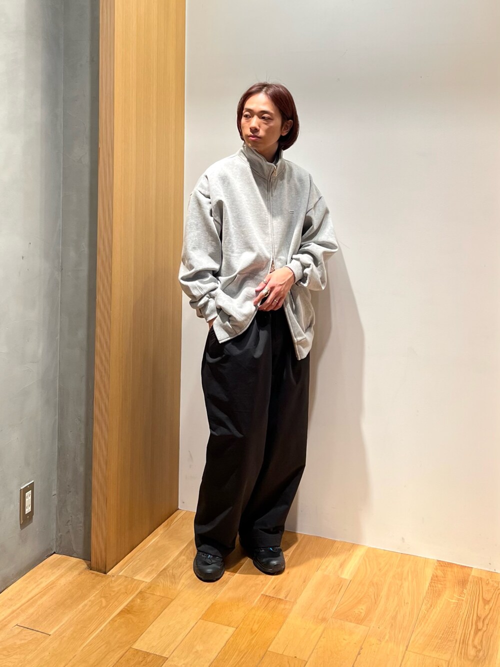 「フリース、冬アウター、最近のいい感じコーデ、スニーカー、モード、お出かけコーデ、スラックス、モノトーン、テーマパークコーデ、クリスマスに着たい服、チェック、マイベストコーデ2024、冬コーデ、休日スタイル、スウェット」｜「URBAN RESEARCHのバルカラーコート（ステンカラーコート、その他）」を使った、UR_SkmK.さん（メンズ・167cm）の冬コーディネートの4枚目の写真