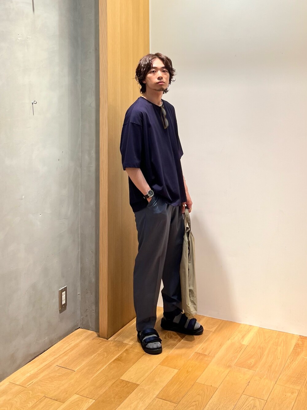 「スポーツミックス、シンプルコーデ、きれいめカジュアル、メガネ男子、春夏コーデ、アウトドアスタイル、スラックス、休日スタイル、サングラス、低身長コーデ、ショルダーバッグ、ワントーンコーデ、スポーツサンダル、ビッグシルエット、yleve」|「URBAN RESEARCHのTRON WOOL イージートラウザー(その他パンツ、ブルー系)」を使った、UR_SkmK.さん(メンズ・167cm)の春コーディネートの2枚目の写真