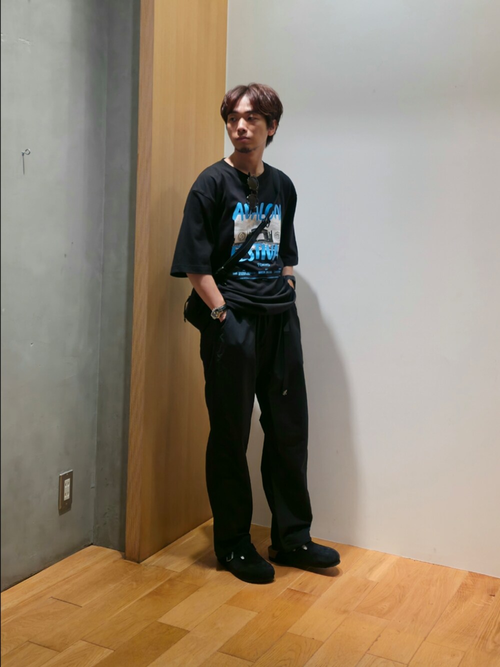 ブラック系のTシャツ/カットソー、ブラック系のその他パンツ、ブラック系のサンダルを着用したメンズの夏コーディネートの2枚目の写真