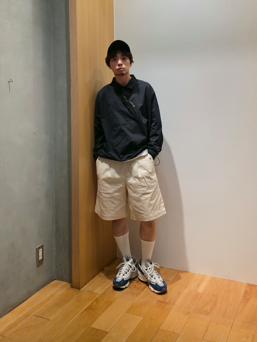 ブルー系のポロシャツ、ホワイト系のTシャツ/カットソー、ホワイト系のその他パンツを着用したメンズの夏コーディネートの4枚目の写真