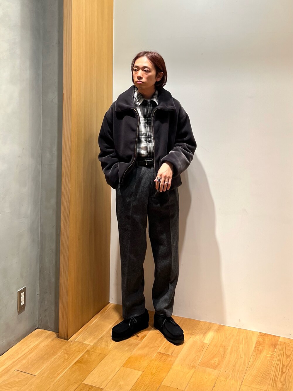 「フリース、冬アウター、最近のいい感じコーデ、モード、お出かけコーデ、スラックス、モノトーン、ブーツ、テーマパークコーデ、クリスマスに着たい服、チェック、マイベストコーデ2024、休日スタイル、シャツスタイル、きれいめカジュアル」｜「URBAN RESEARCHのエコファージップコート（その他アウター、グレー系）」を使った、UR_SkmK.さん（メンズ・167cm）の冬コーディネートの2枚目の写真