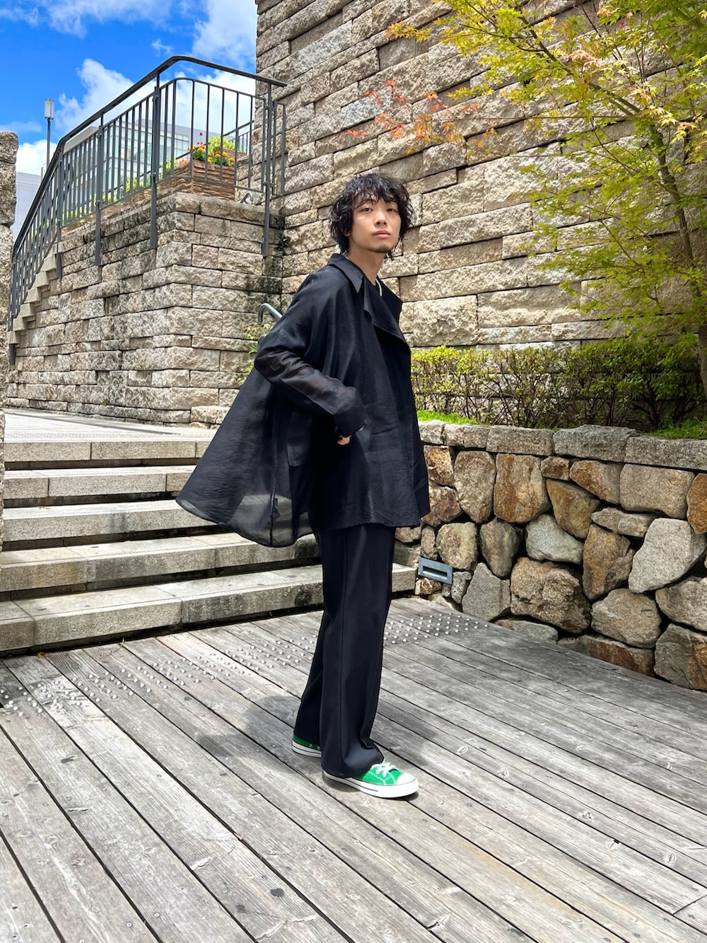 ブラック系のジャケット/アウター、ブラック系のTシャツ/カットソー、ブラック系のその他パンツを着用したメンズの夏コーディネートの2枚目の写真