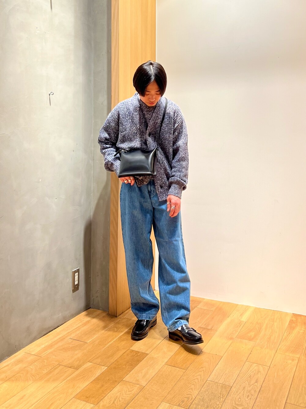 「ワイドパンツ、休日スタイル、ショルダーバッグ、ローファー、シンプルコーデ、ニット、レイヤードスタイル、淡色コーデ、春色、きれいめカジュアル、カーディガン、デニム、バギーパンツ、春コーデ、24ssトレンド」|「URBAN RESEARCHのMILLEFILIミックスカーディガン(カーディガン/ボレロ、ブルー系)」を使った、UR_SkmK.さん(メンズ・167cm)の冬コーディネートの3枚目の写真