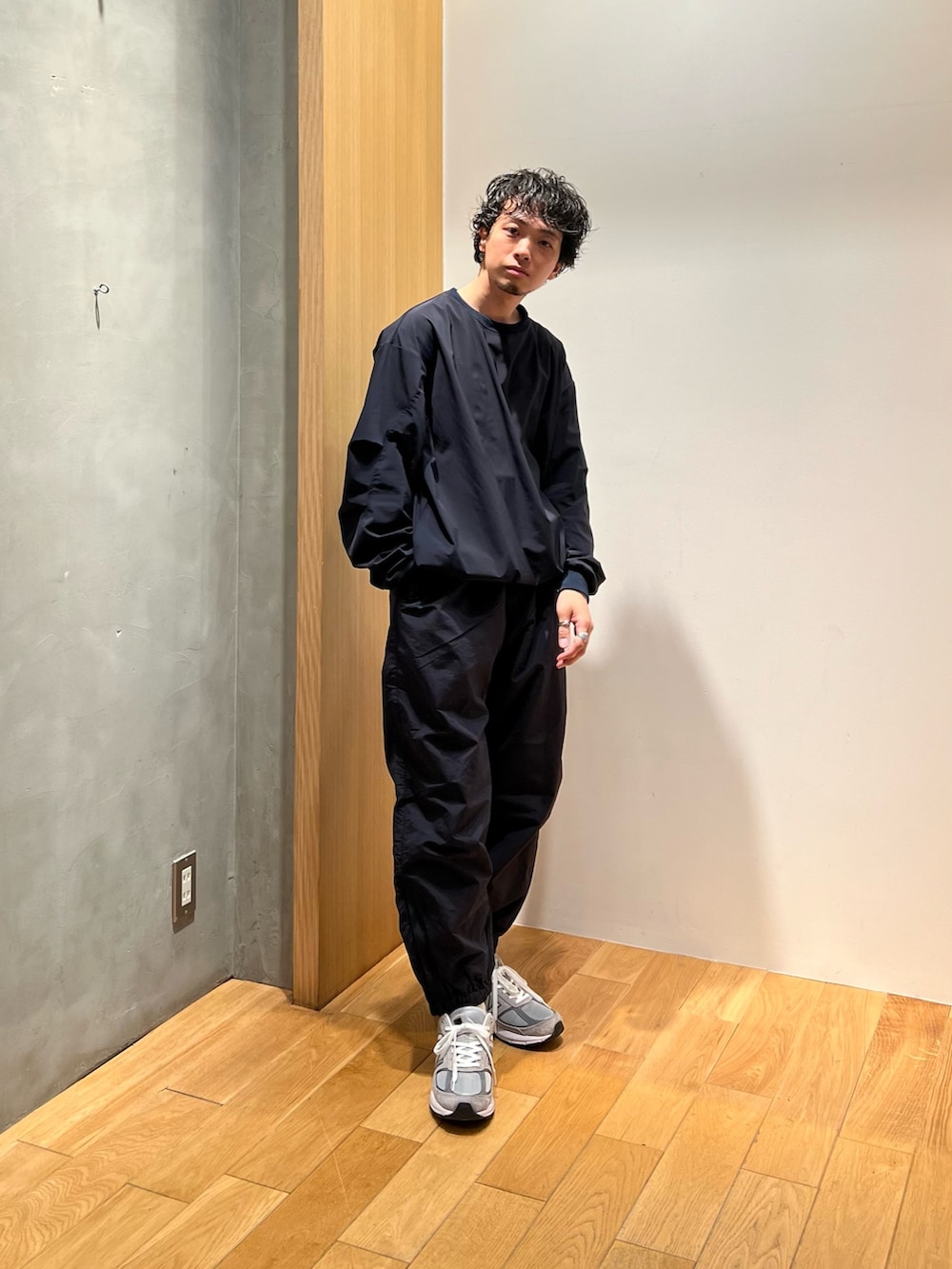 ブルー系のTシャツ/カットソー、ブラック系のその他パンツ、グレー系のスニーカーを着用したメンズの冬コーディネートの2枚目の写真