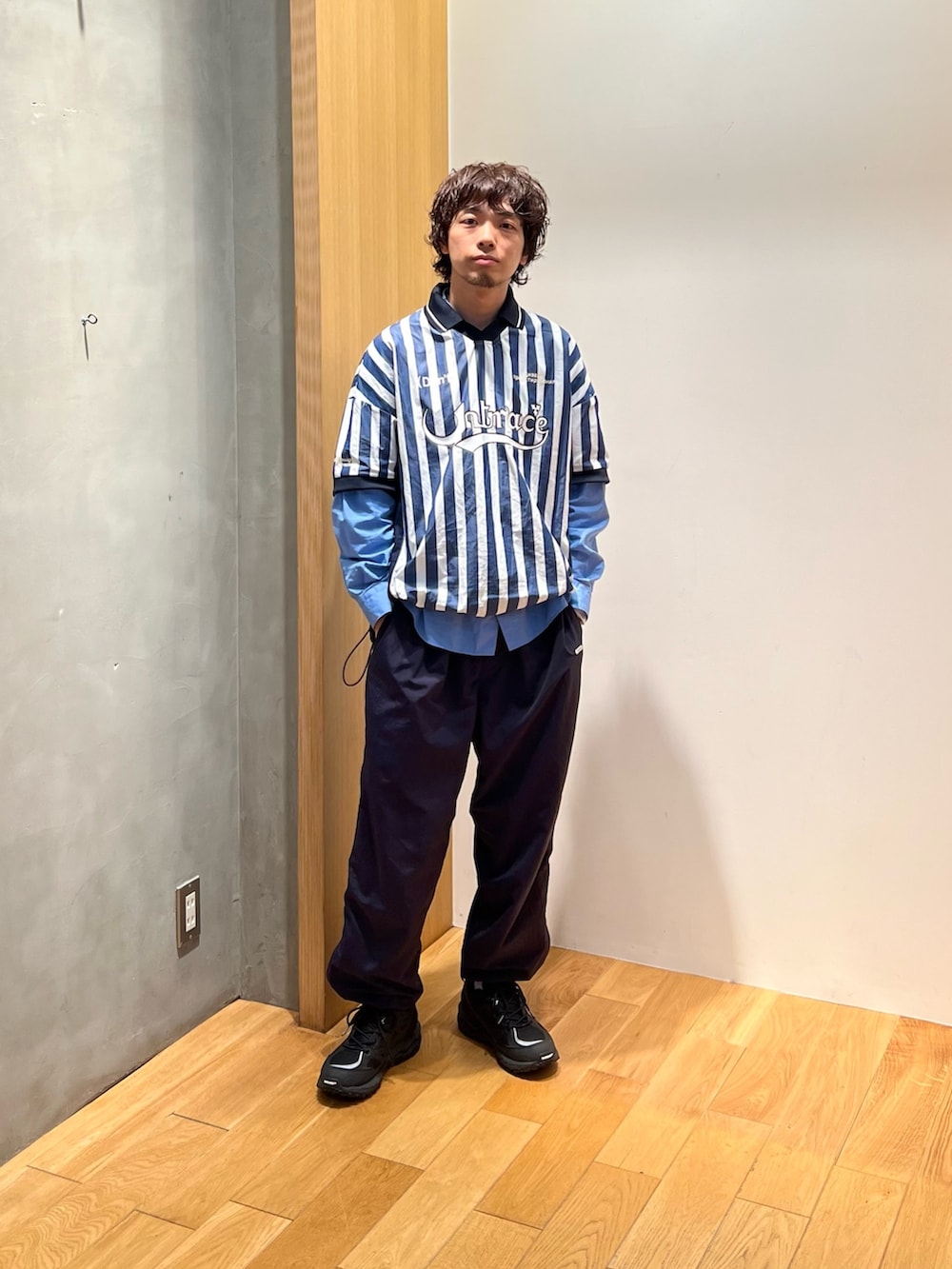 ブルー系のその他トップス、ブルー系のシャツ/ブラウス、ブルー系のその他パンツを着用したメンズの春コーディネートの3枚目の写真