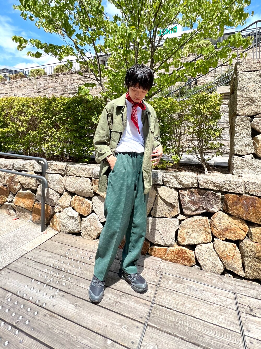 グリーン系のミリタリージャケット、ホワイト系のTシャツ/カットソー、グリーン系のその他パンツを着用したメンズの夏コーディネートの2枚目の写真
