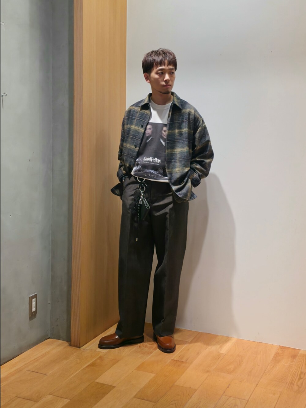 ブラウン系のシャツ/ブラウス、ホワイト系のTシャツ/カットソー、ブラウン系のその他パンツを着用したメンズの秋コーディネートの4枚目の写真